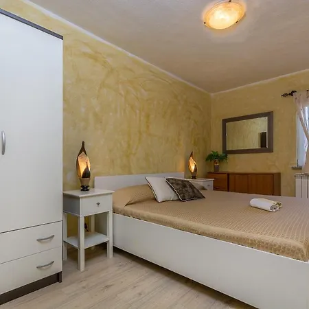 Velenik Apartment *